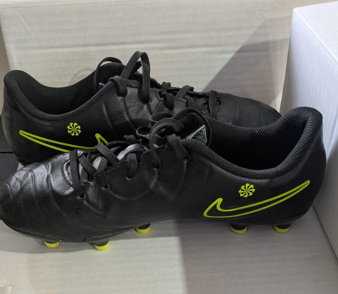 Nike Youth Soccer Cleats – Size 4 (Used – Condition 3.5/5)