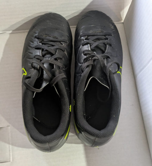 Nike Youth Soccer Cleats – Size 4 (Used – Condition 3.5/5)