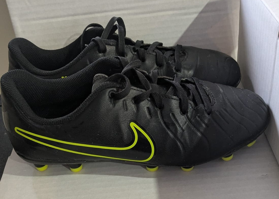 Nike Youth Soccer Cleats – Size 4 (Used – Condition 3.5/5)